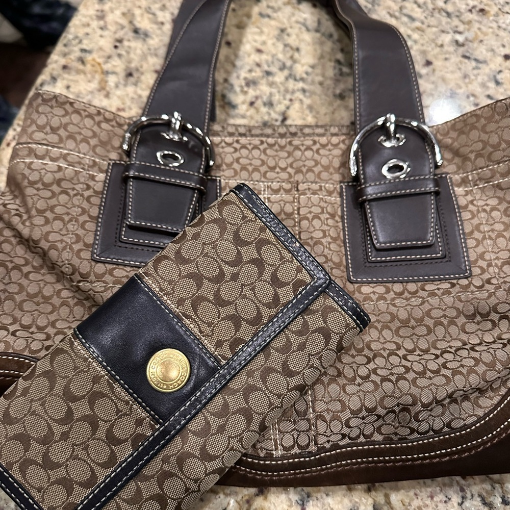 Coach purse set beautiful! Like new condition comes with matching wallet